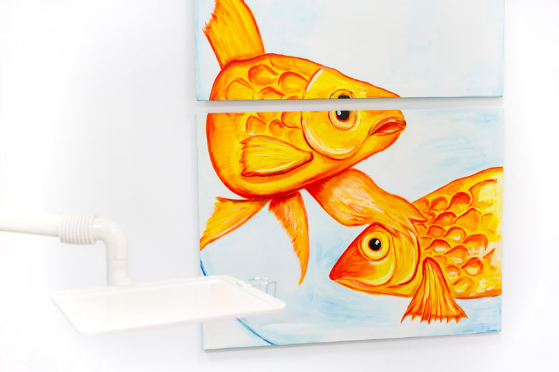 Behandlungszimmer mit gemalten Fischen an der Wand